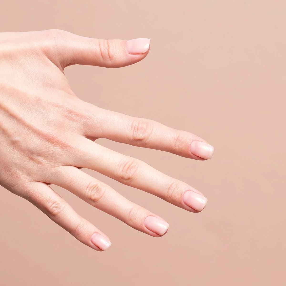 Manucure nude avec base semi-permanente Semilac Écru