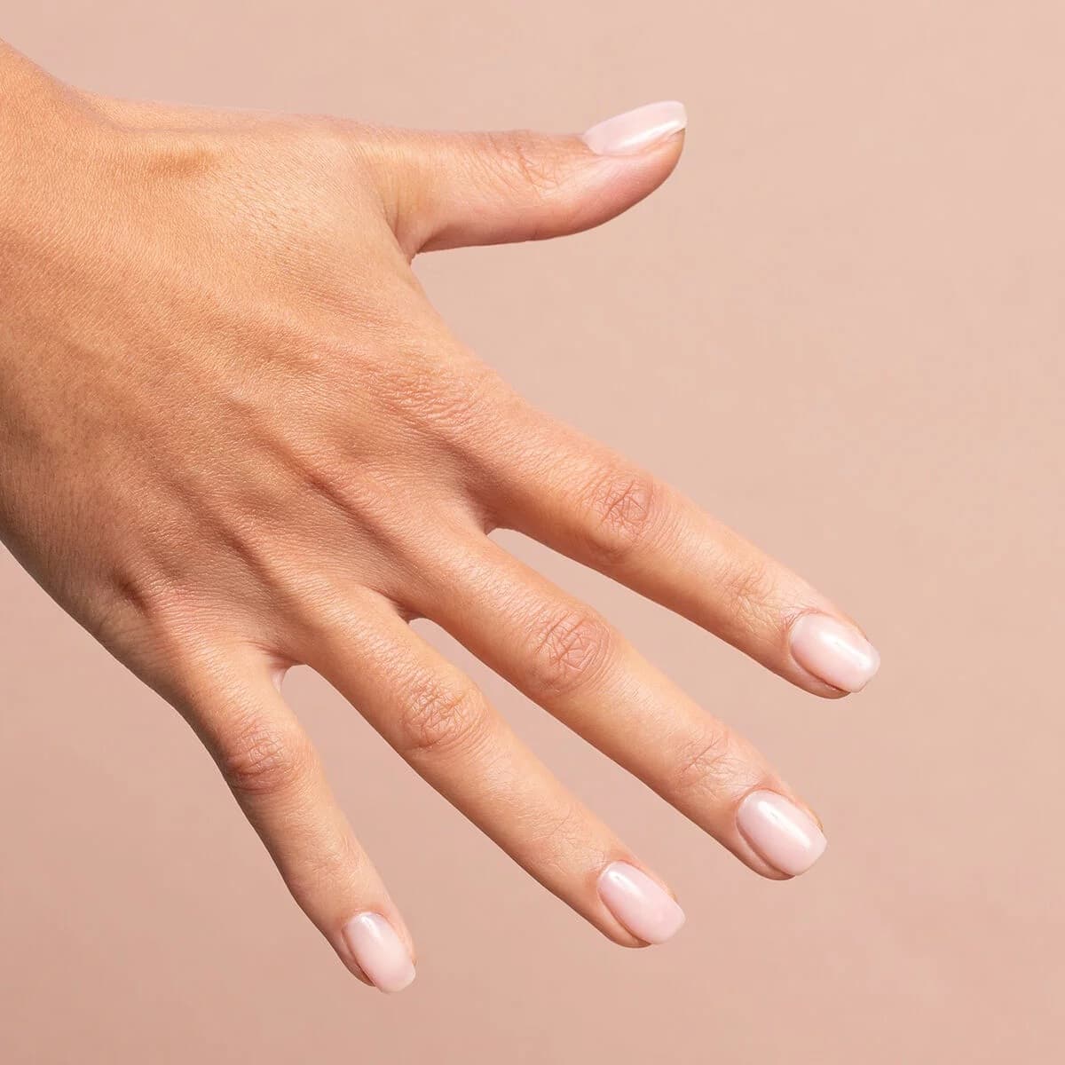 Résultat naturel de la base semi-permanente Semilac Skin Tone Écru sur ongles