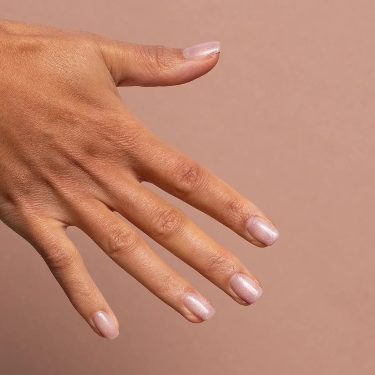 Résultat naturel de la base semi-permanente Semilac Skin Tone Glitter Beige sur ongles