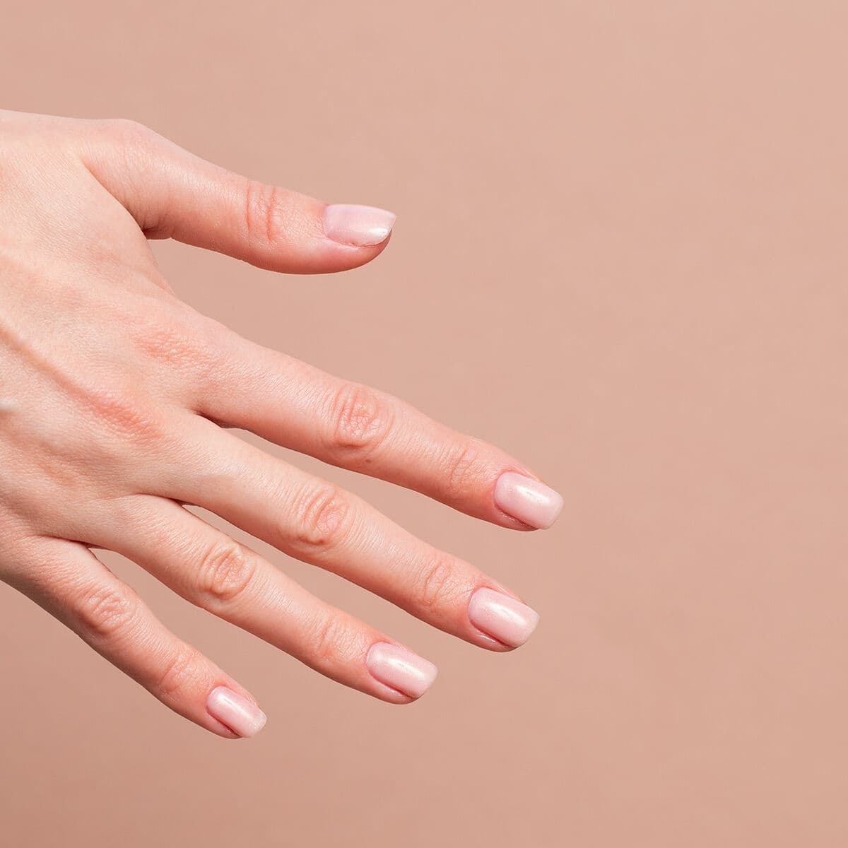 Manucure nude avec base semi-permanente Semilac Glitter Peach