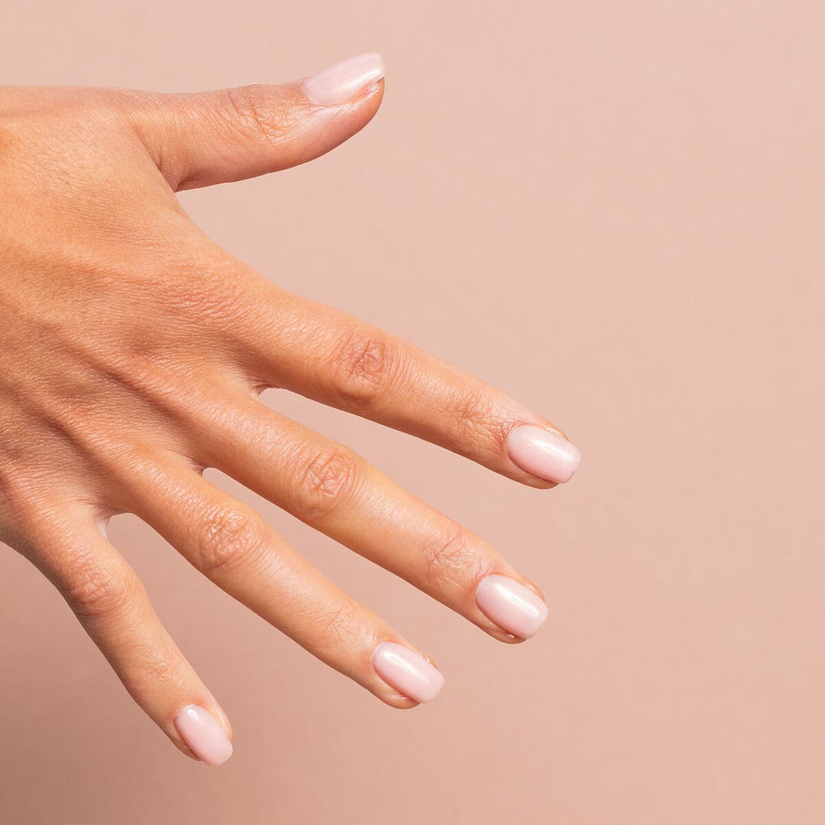 Résultat naturel de la base semi-permanente Semilac Skin Tone Glitter Peach sur ongles