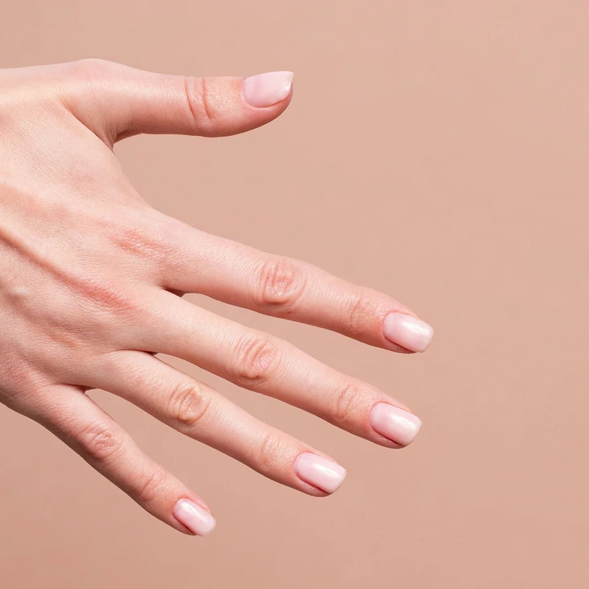 Manucure nude avec base semi-permanente Semilac Glitter Rose