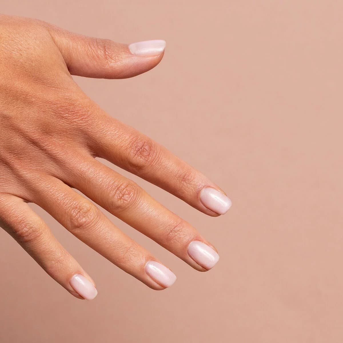 Résultat naturel de la base semi-permanente Semilac Skin Tone Glitter Rose sur ongles