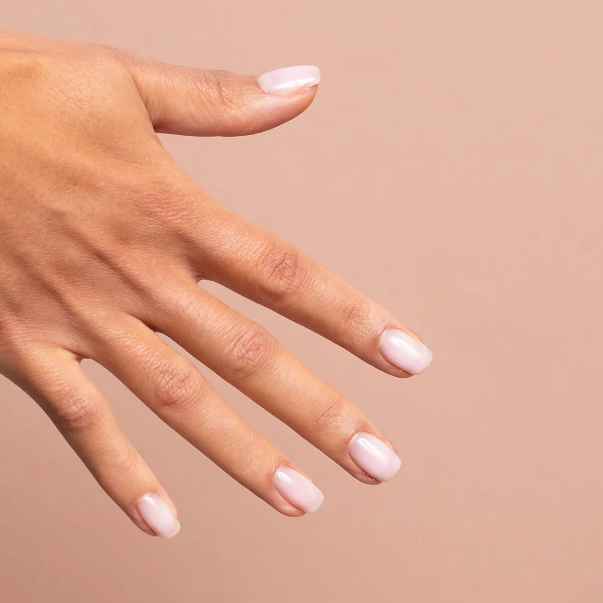 Résultat naturel de la base semi-permanente Semilac Skin Tone Milky Pink sur ongles