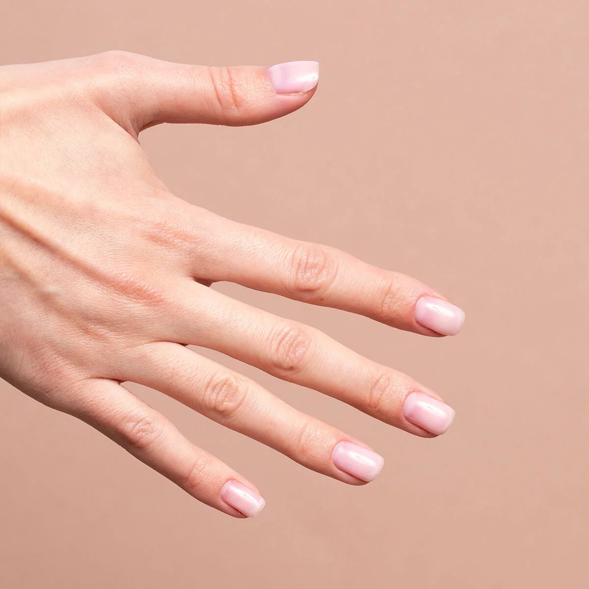 Manucure nude avec base semi-permanente Semilac Natural Pink