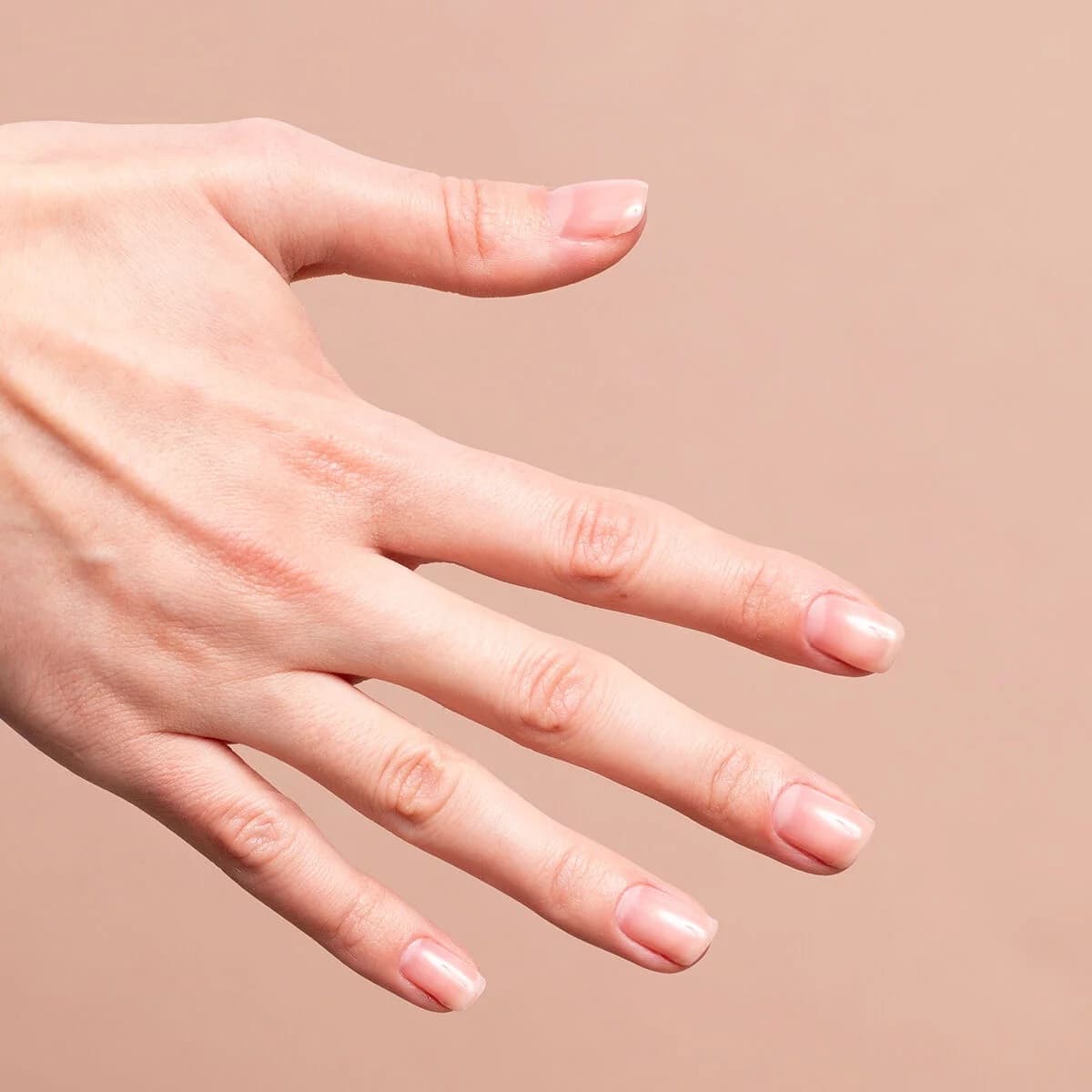 Manucure nude avec base semi-permanente Semilac Pale Beige