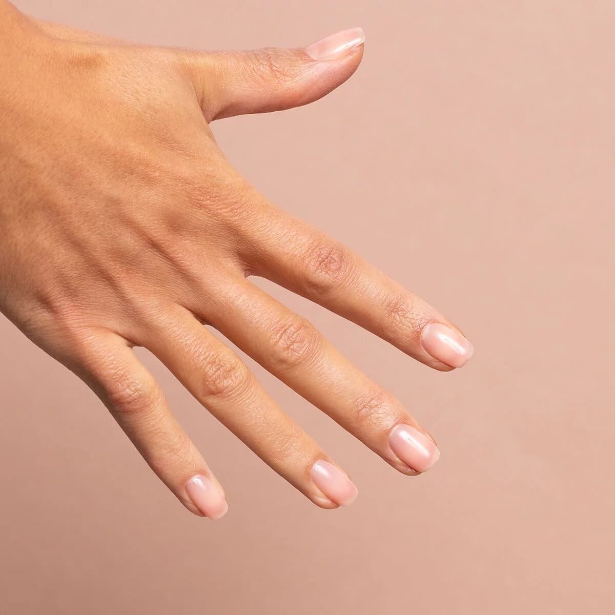 Résultat naturel de la base semi-permanente Semilac Skin Tone Pale Beige sur ongles