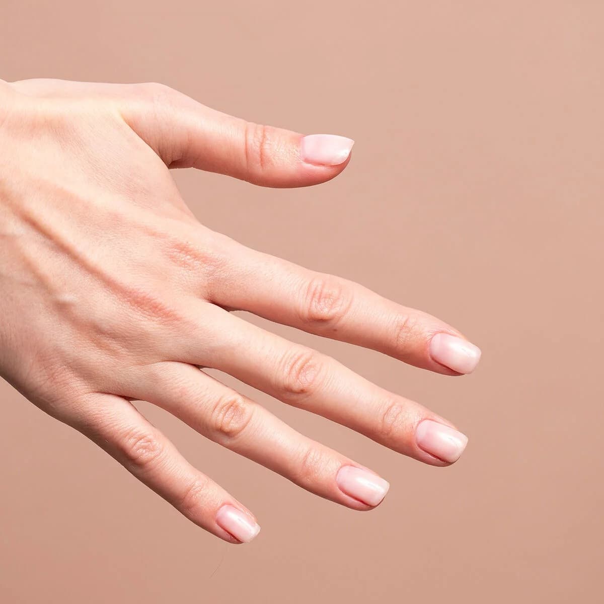 Résultat naturel de la base semi-permanente Semilac Skin Tone Rose Beige sur ongles