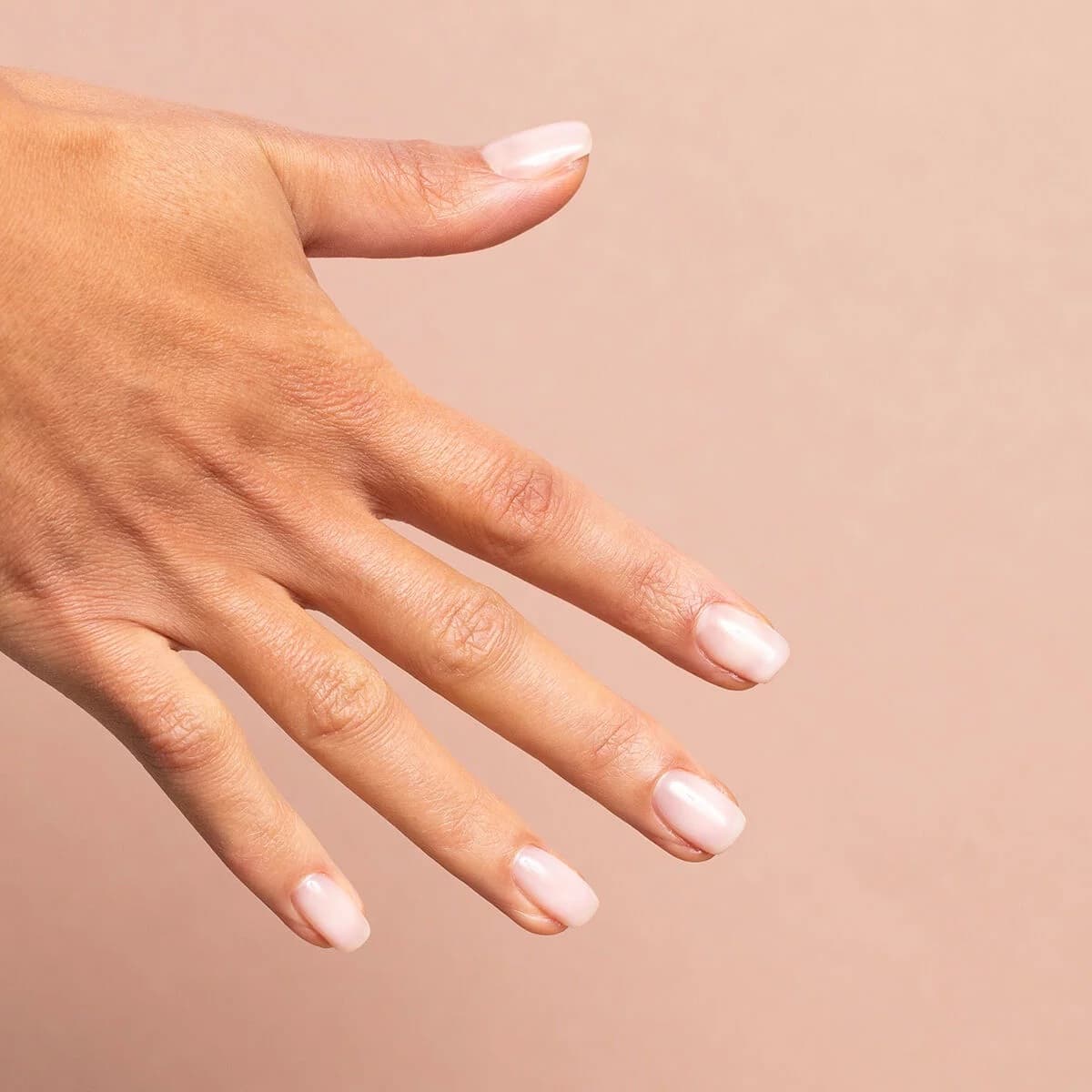 Manucure nude avec base semi-permanente Semilac Rose beige