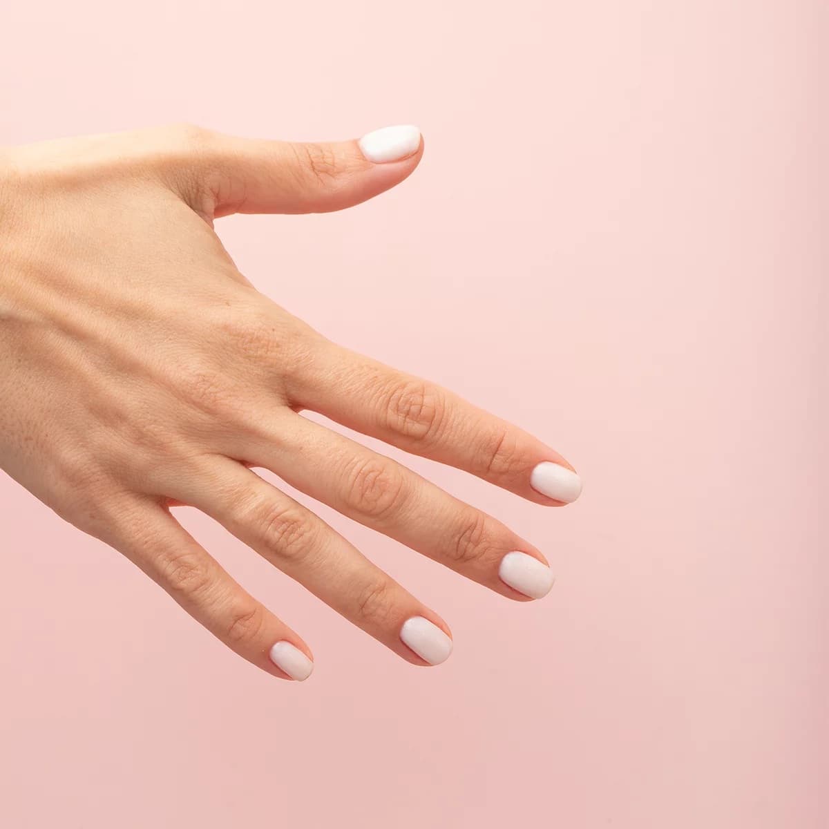 Manucure avec le top No Wipe Milky Dust T32 - Semilac